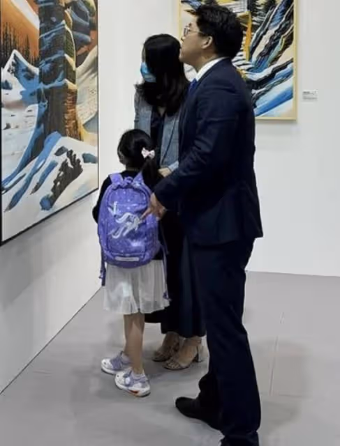 郭晶晶霍啟剛帶女兒看展,6歲霍中妍背書包乖巧,穿平價鞋 