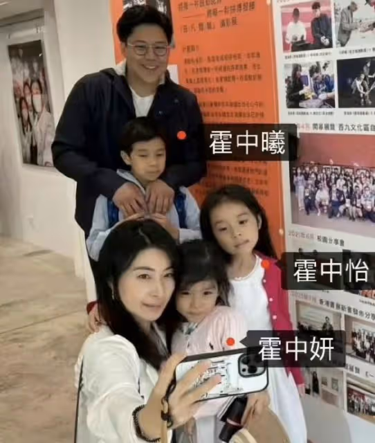 郭晶晶霍啟剛帶女兒看展,6歲霍中妍背書包乖巧,穿平價鞋 