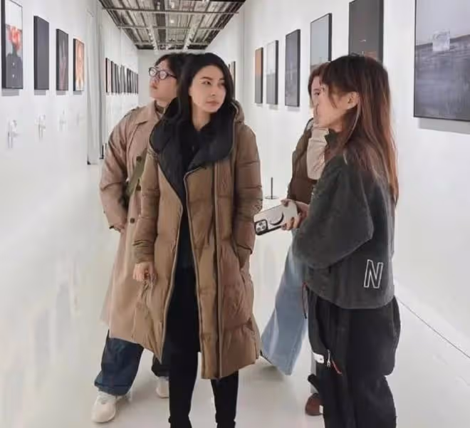 郭晶晶霍啟剛帶女兒看展,6歲霍中妍背書包乖巧,穿平價鞋 
