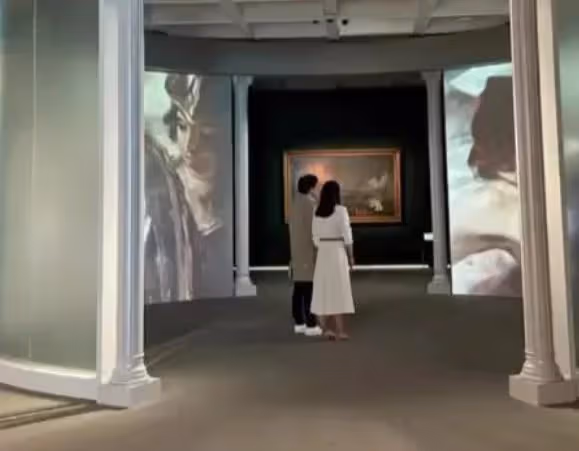 郭晶晶霍啟剛帶女兒看展,6歲霍中妍背書包乖巧,穿平價鞋 
