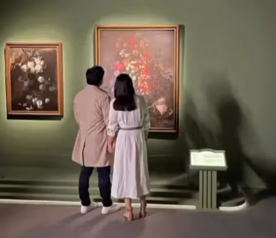 郭晶晶霍啟剛帶女兒看展，6歲霍中妍背書包乖巧，穿平價鞋 ​​