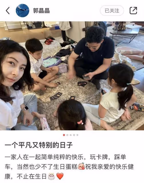 郭晶晶霍啟剛帶女兒看展，6歲霍中妍背書包乖巧，穿平價鞋 ​​