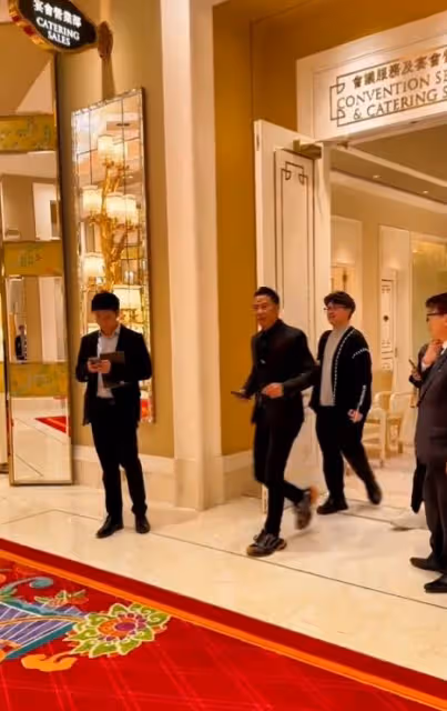 澳門慈善晚宴：任達華給大佬敬酒，何超瓊笑而不語，董明珠坐副桌