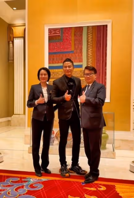 澳門慈善晚宴：任達華給大佬敬酒，何超瓊笑而不語，董明珠坐副桌