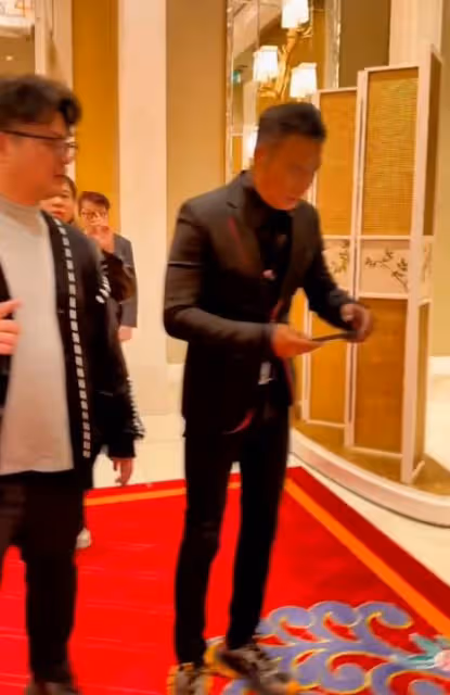 澳門慈善晚宴：任達華給大佬敬酒，何超瓊笑而不語，董明珠坐副桌