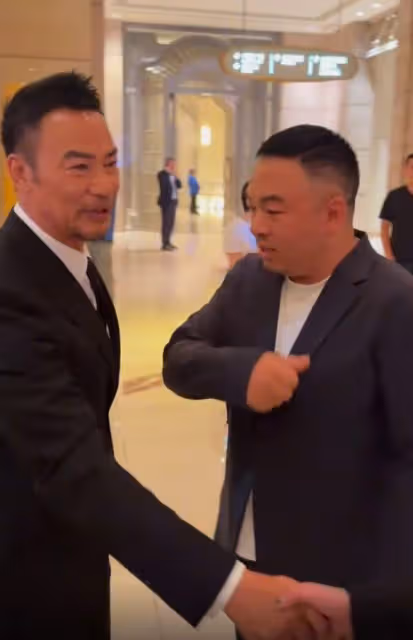 澳門慈善晚宴：任達華給大佬敬酒，何超瓊笑而不語，董明珠坐副桌