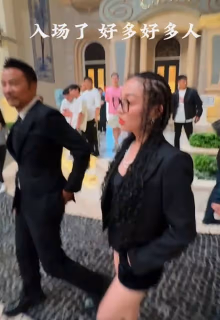 澳門慈善晚宴：任達華給大佬敬酒，何超瓊笑而不語，董明珠坐副桌