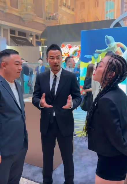 澳門慈善晚宴：任達華給大佬敬酒，何超瓊笑而不語，董明珠坐副桌