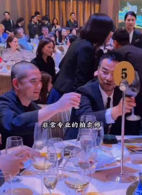 澳門慈善晚宴：任達華給大佬敬酒，何超瓊笑而不語，董明珠坐副桌