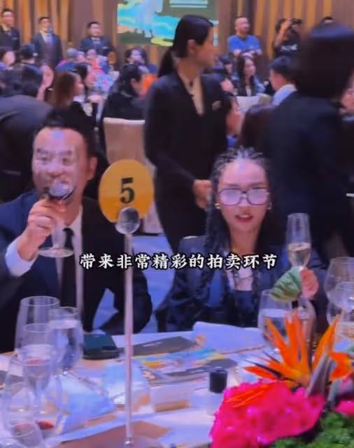 澳門慈善晚宴：任達華給大佬敬酒，何超瓊笑而不語，董明珠坐副桌