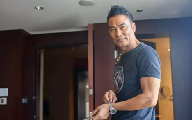 澳門慈善晚宴：任達華給大佬敬酒，何超瓊笑而不語，董明珠坐副桌