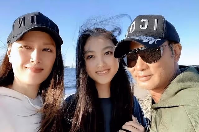 澳門慈善晚宴：任達華給大佬敬酒，何超瓊笑而不語，董明珠坐副桌