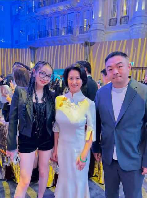 澳門慈善晚宴：任達華給大佬敬酒，何超瓊笑而不語，董明珠坐副桌