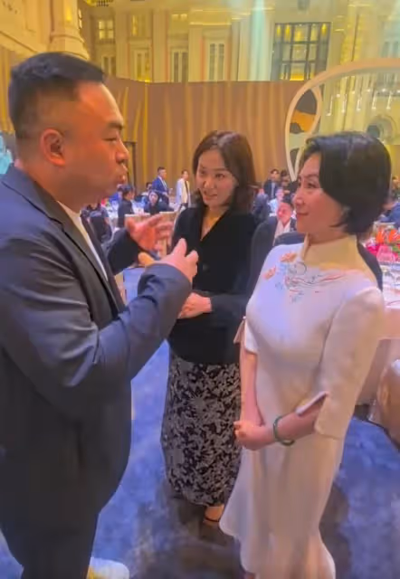 澳門慈善晚宴：任達華給大佬敬酒，何超瓊笑而不語，董明珠坐副桌