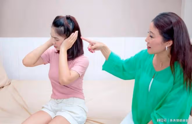 結婚第二年我開車帶媳婦回娘家，岳母看了看車，說了意味深長的話