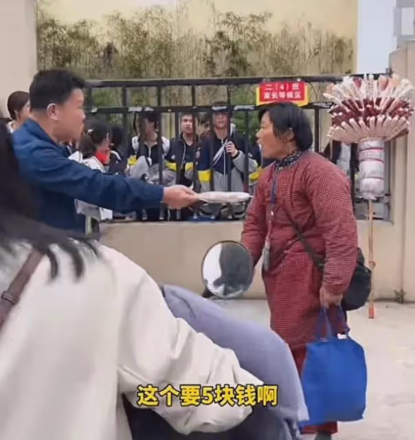 江西一老奶奶在學校門口賣5元一串糖葫蘆被指責太貴，評論區炸鍋
