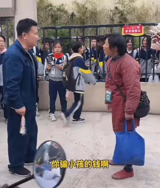 江西一老奶奶在學校門口賣5元一串糖葫蘆被指責太貴，評論區炸鍋