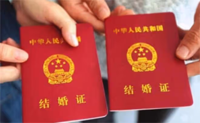 女子和男友提前領證，男方父母沒高興太久：上當了