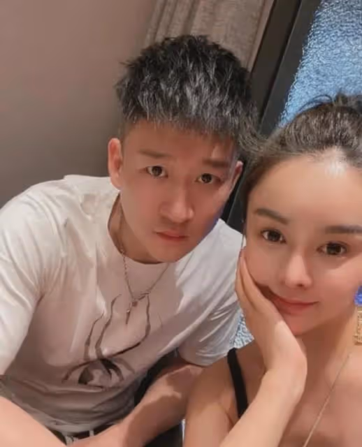 郭德綱直播首秀，曹雲金竟然瘋狂刷禮物，這背後有什麼陰謀？