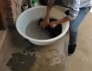 「媽媽，我不反抗了」15歲兒子，撞破母親醜事，被母親和情夫掐死