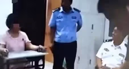 「媽媽，我不反抗了」15歲兒子，撞破母親醜事，被母親和情夫掐死