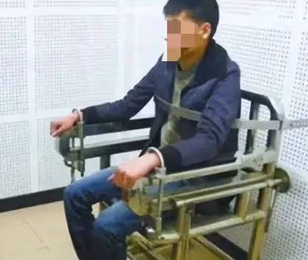 「媽媽，我不反抗了」15歲兒子，撞破母親醜事，被母親和情夫掐死