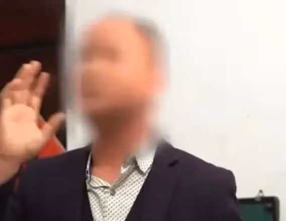 50歲大媽，苦苦糾纏男友20年，生下一兒一女後，男友卻娶了別人