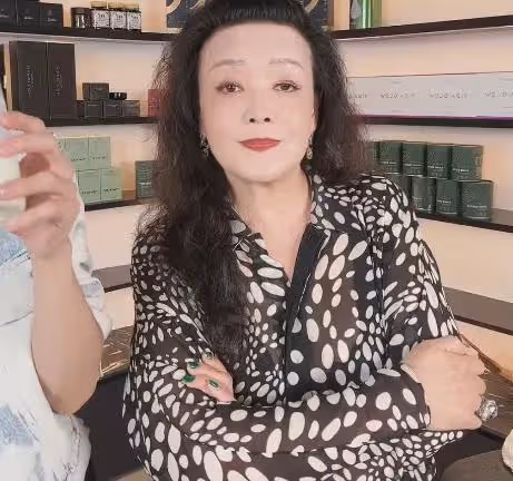 張蘭直播間表演求婚，大讚新兒媳是花朵，諷刺大S找了個臭滷蛋