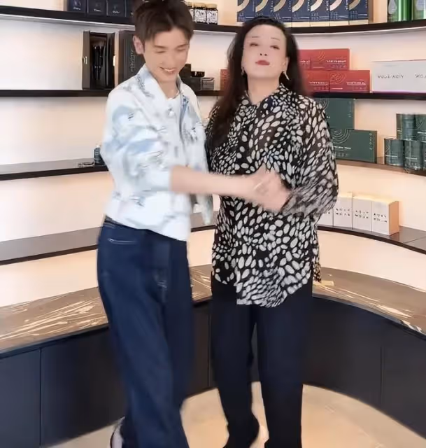 張蘭直播間表演求婚，大讚新兒媳是花朵，諷刺大S找了個臭滷蛋