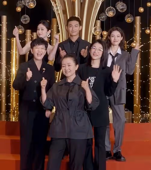2024電視劇品質盛典,未走紅毯的周迅,讓所有人見識她的江湖地位