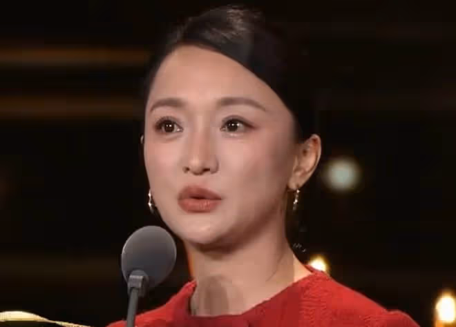 2024電視劇品質盛典,未走紅毯的周迅,讓所有人見識她的江湖地位