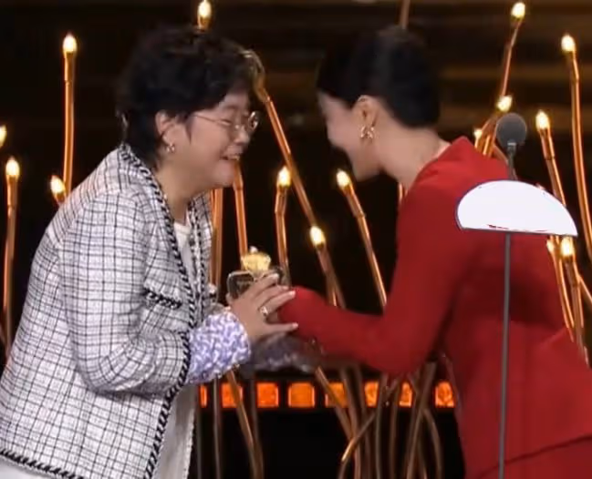 2024電視劇品質盛典,未走紅毯的周迅,讓所有人見識她的江湖地位