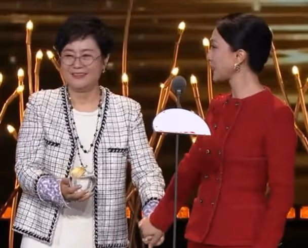 2024電視劇品質盛典,未走紅毯的周迅,讓所有人見識她的江湖地位