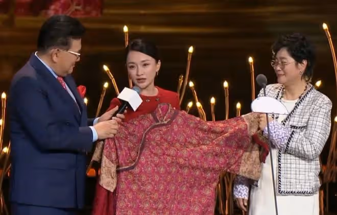 2024電視劇品質盛典,未走紅毯的周迅,讓所有人見識她的江湖地位