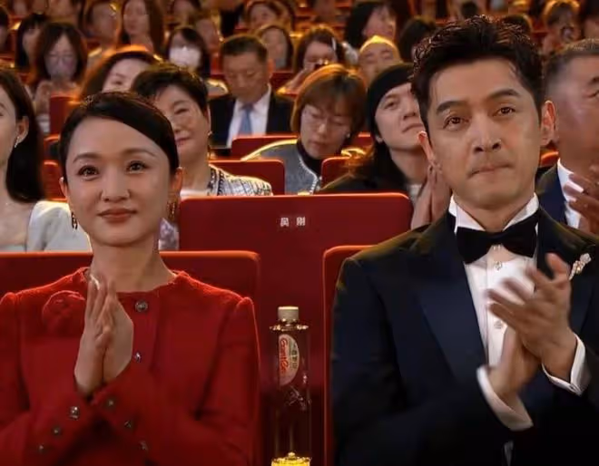 2024電視劇品質盛典,未走紅毯的周迅,讓所有人見識她的江湖地位