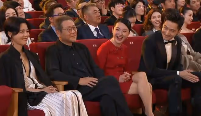 2024電視劇品質盛典,未走紅毯的周迅,讓所有人見識她的江湖地位
