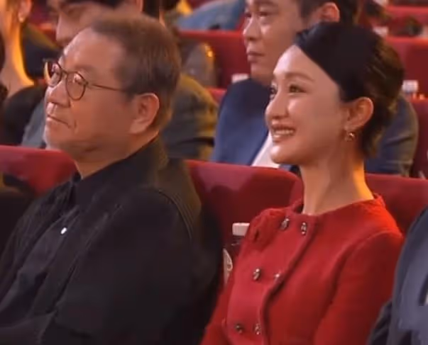 2024電視劇品質盛典,未走紅毯的周迅,讓所有人見識她的江湖地位