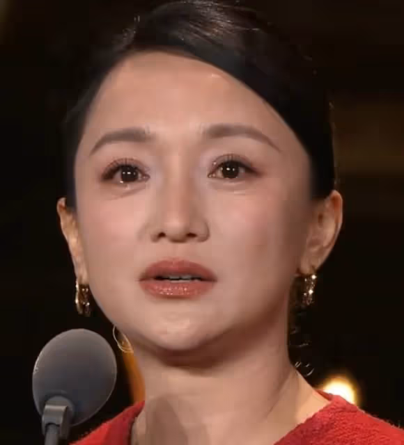 2024電視劇品質盛典,未走紅毯的周迅,讓所有人見識她的江湖地位