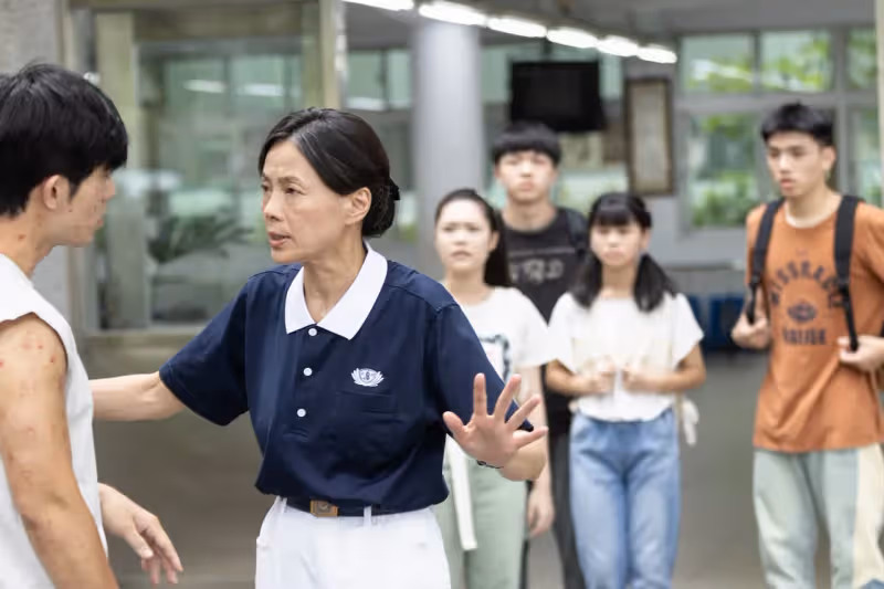 影后柯淑勤有夠嚴！小演員玩手機聊天直接叮嚀：嘴巴閉起來　