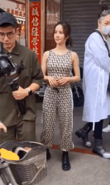 蔡依林現身廣州街頭,顏值在線似少女,網友:這真是43 歲嗎?