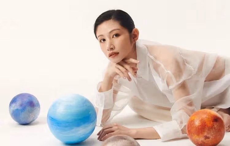 李千娜誕下萌娃「母子均安」　甜曬新生兒小腳ㄚ另類全家福