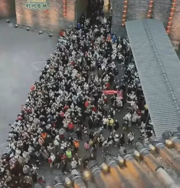 絕地反擊！東方甄選180人浩浩蕩蕩衝到福建，小孫從台前轉到幕後