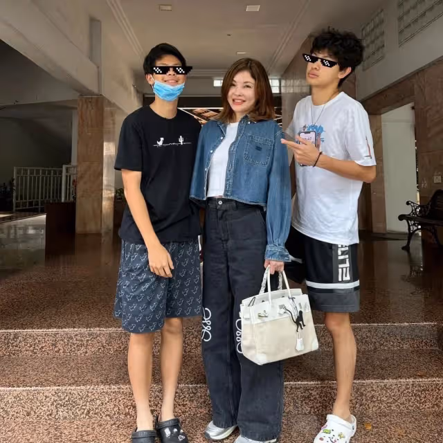 何如芸哀慟送父最後一程　蓋棺前大喊：不要再想我們