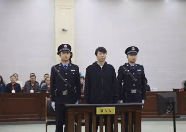 李鐵庭審顯老!兩眼無神,法令紋變深,「劉海」還在,快吹不動了