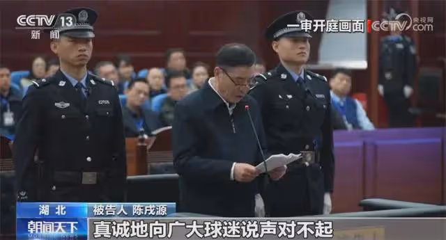 李鐵庭審顯老!兩眼無神,法令紋變深,「劉海」還在,快吹不動了