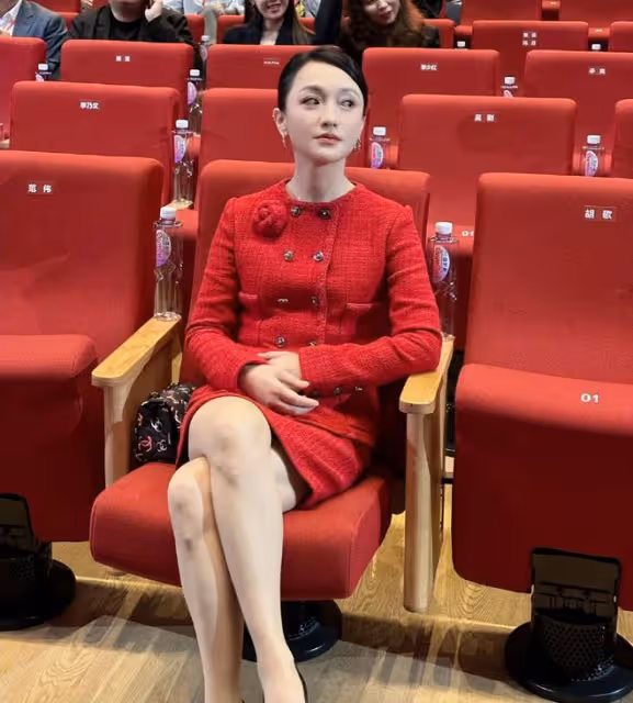 周迅紅色小香風驚艷亮相,氣場全開引熱議