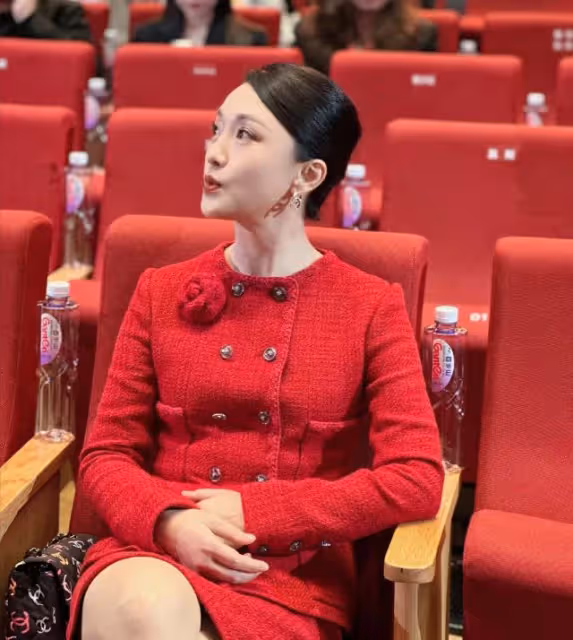 周迅紅色小香風驚艷亮相,氣場全開引熱議