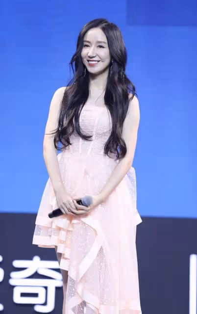 婁藝瀟穿紗裙也太仙女了,身材曲線真撩人,自帶優雅端莊氣質