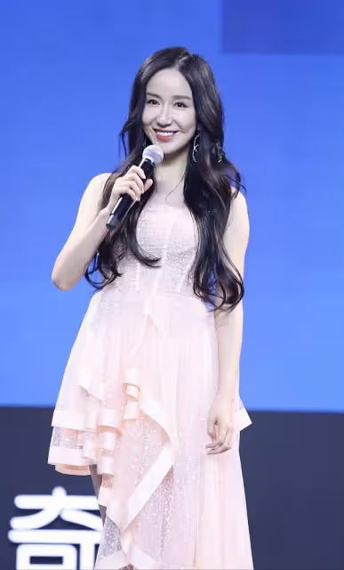 婁藝瀟穿紗裙也太仙女了,身材曲線真撩人,自帶優雅端莊氣質