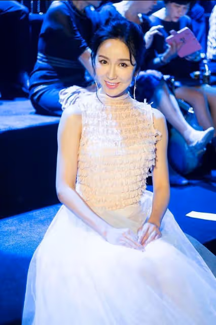 婁藝瀟穿紗裙也太仙女了,身材曲線真撩人,自帶優雅端莊氣質